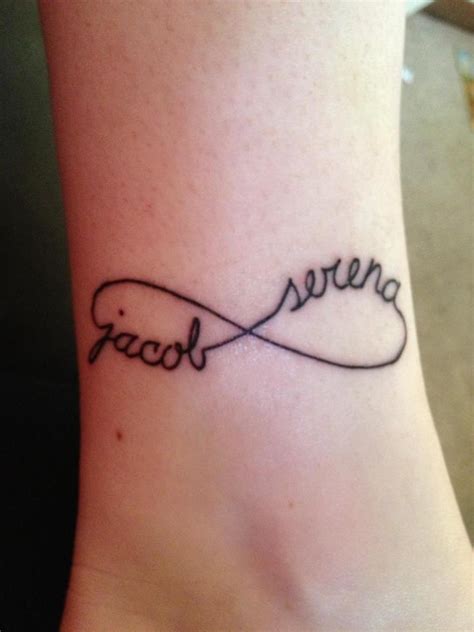 infinitos tatuajes con nombres|Tatuaje de infinito con nombres